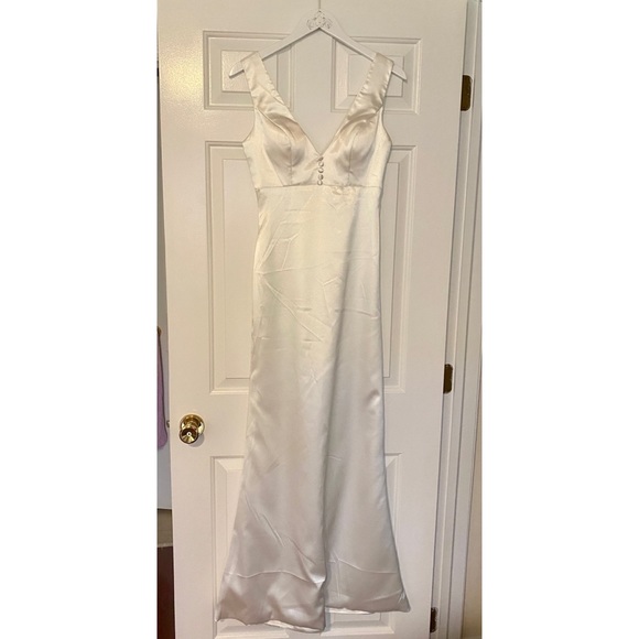 New Sheath/Column Satin Sleeveless V-neck Ivory Dress, Wedding or Engagement - Picture 4 of 5